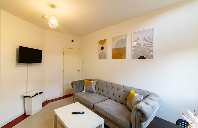 Impeccable 2-bed Apartment in Gateshead - Photo 18