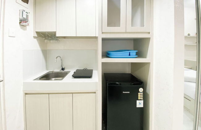 Minimalist And Homey Studio Room At Amartha View Apartment - Foto 12