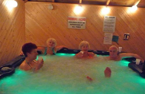 Simply the best ! 4 min walk to Beach, Pubs, Restaurants, Shops, Htd Pool, Hottub, Games rm, 1 acre Garden, BBQ's Coast to Coast cycle path, Beautiful, Bassets acre, Only six 1-3 bedroom SUPERB apartments, Free Parking and WIFI - Foto 2