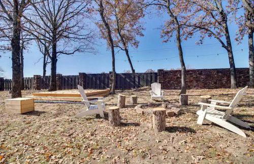 Serene Woodland Studio Retreat with Outdoor Amenities, Near Fishing, Hiking & Gentry, AR - Foto 5