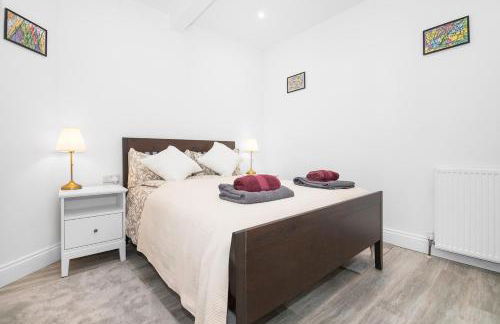 Private Hot Tub - Garden Terrace - Free Parking - Zen & Bubbles - Foto 9