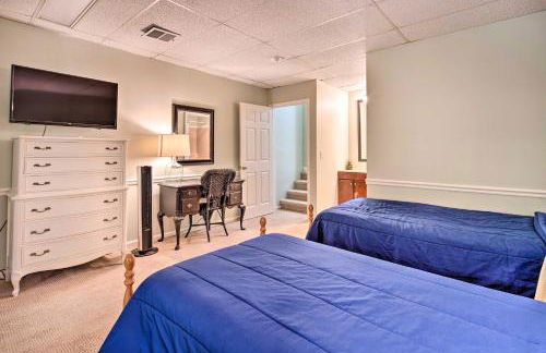 Deck with Fireplace Pet-Friendly Lake Lure Retreat - Foto 28