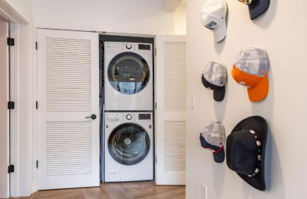 Dual Bachelor Pads w/ Rooftop Lounge & Games Sleeps 26 5 Min to Broadway - Foto 48