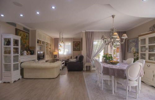 Casa adosada con piscina comunitaria Solo familias no grupos de jovenes - Foto 12