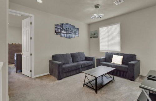 Serenity Retreat: 3BR, Heated Pool, Parking - Foto 6