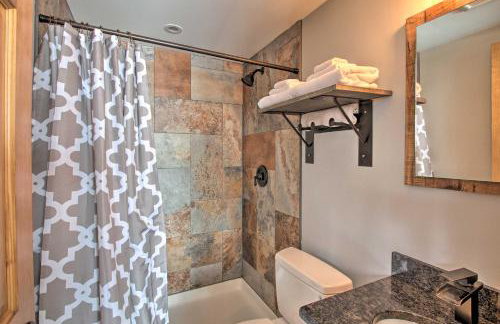 Slopeside Burke Mountain Condo with Fireplace! - Foto 16