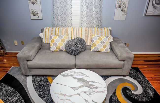 Downtown Cozy 2 BR Apt - 4min drive MardiGras Park - Photo 19