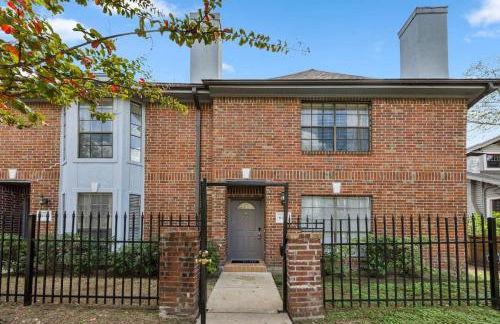 Modern Montrose 2BR Townhome Sleeps 10 with Gated Parking - Foto 11