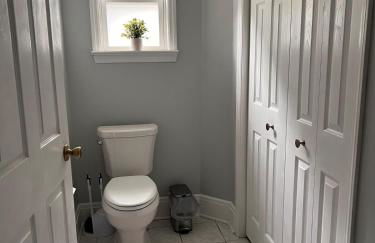 Cozy Stay Near DT with Deck and Yard - Foto 14