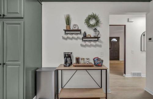 NEW! Modern Retreat Near CLE-Game Room-Renovated - Foto 42