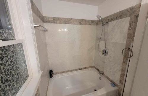 Spacious 4BR Home w Pool • Family Friendly - Foto 13