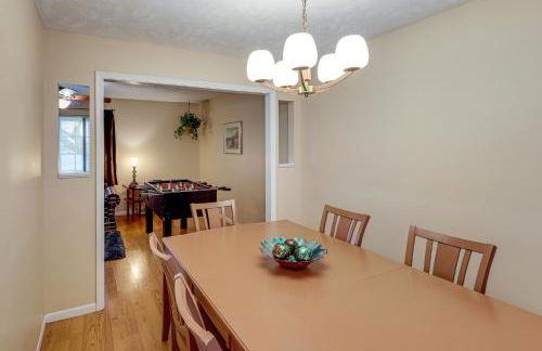 Bring the Family! Suburban Home with Yard in Omaha - Foto 9