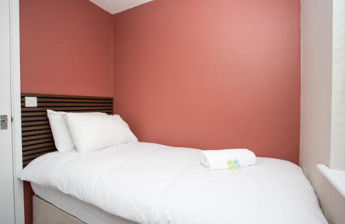 Vacant Nest Cleveland Close Central Parking - Photo 8