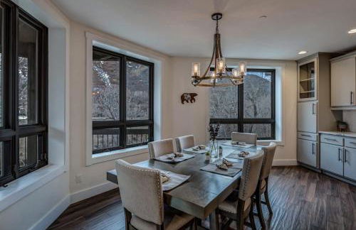 Cozy mountain home w riverfront patio - Foto 57