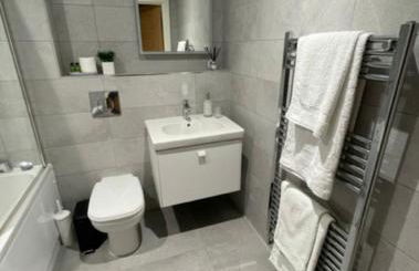 Solihull Flat For 2 with Fast WiFi with Free Secured Parking - Foto 10