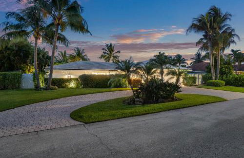 Seven Palms Waterfront- Private Dock, Heated Pool & Lanai -Walk to beach! by Maven Vacation Rentals - Foto 41