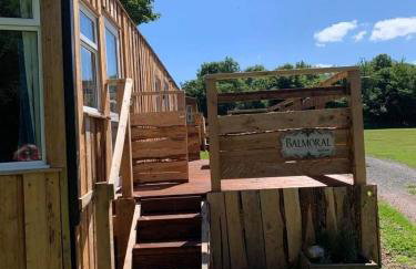 Postwood Gardens Balmoral Country Cabin - Photo 17