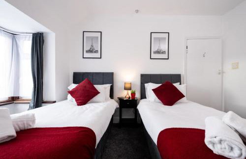 Stylish 4BR House, Sleeps 7, High-Speed Wi-Fi, Long Stay Friendly - Foto 1