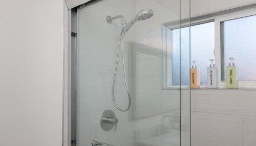 Comfortable Willow Glen Home w Central AC&Heater - Foto 5, Shower