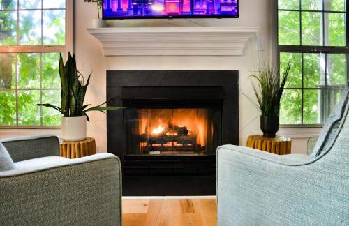 In The Woods - 5 BR Chalet with Game Room, Fire Table and Hot Tub - Foto 6