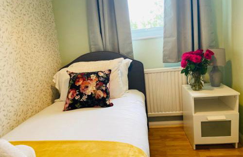 3 Bedroom House Garden Free Parking 15 min to centre 5 min to motorway - Foto 10