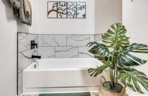 The Pine Haus- Luxury stay with Pickleball, Hot Tub, Fire Pit - Foto 10