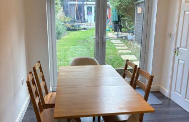 3-bedroom family home with large garden and free parking - Foto 3