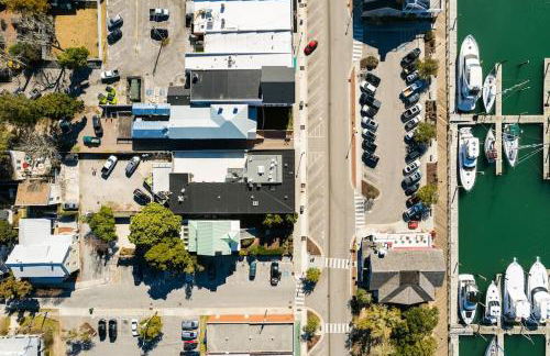 Why Knot Getaway…Rooftop with WaterView! Unit F - Foto 11