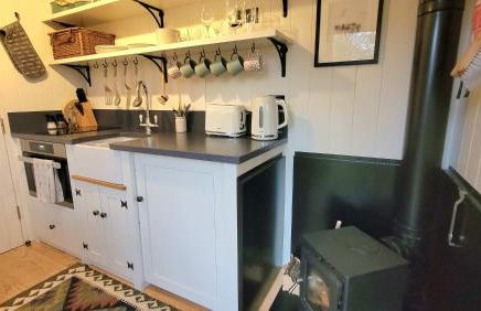 Plank Bridge Shepherds Hut in Orchard - Peaceful Escape for Two - Foto 8