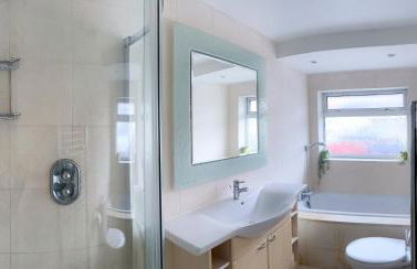 Modern four bedroom semi-detached house with off street parking 8 min drive to Wembley stadium, 5 miles to Central London - Foto 10