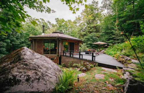 Imaginative Octogonal Glass Treehouse on Seven Private Acres near Great Barrington, MA - Foto 12