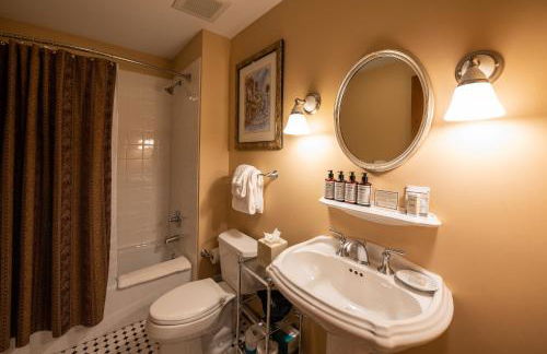 Two Bedroom Condo with a Balcony in Mountaineer Square condo - Foto 10