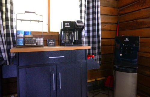 Cozy Cabin with Hottub at Cloverdale Cabins - Foto 13