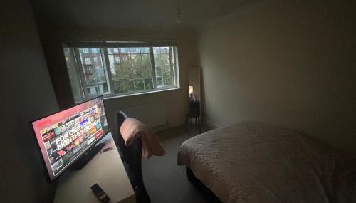 Eastcote London Retreat 3 min walk to Tube 30 min to central London , Free parking 3 cars, Private 1st Floor 2 Bedroom Suite 2 smart TVs with Fully Equipped Kitchen and Bathroom - Foto 5