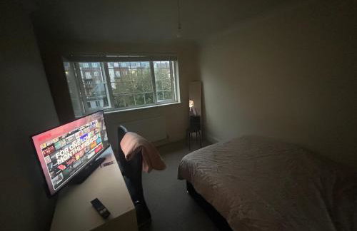 Eastcote London Retreat 3 min walk to Tube 30 min to central London , Free parking 3 cars, Private 1st Floor 2 Bedroom Suite 2 smart TVs with Fully Equipped Kitchen and Bathroom - Foto 5