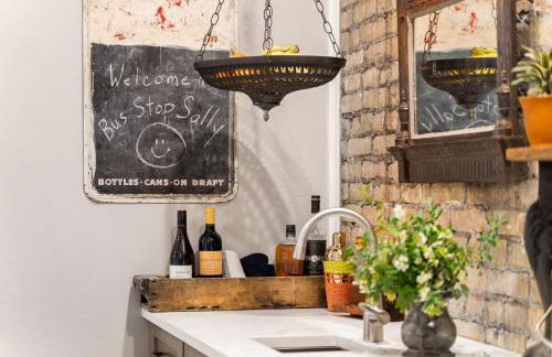 Bus Stop Sally in Historic Walker's Point MKE - Foto 28