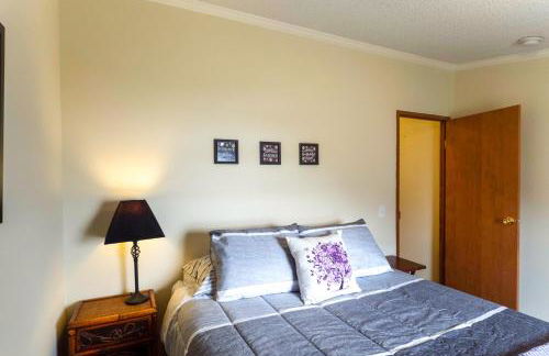 Lakefront Many Vacation Home with Deck and Views - Foto 19