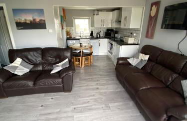 Stunning 3 Bed Riverside Cabin in Snowdonia - Photo 10