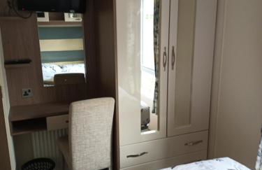 Family breaks at Rockley Park with Prosecco and a box of chocolates on arrival - Photo 8