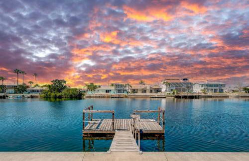 Waterfront Florida Escape with Pool and Private Dock! - Foto 2