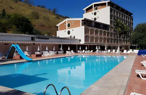 Espaçoso Flat com Varanda no Cavalinho Branco - Foto 13