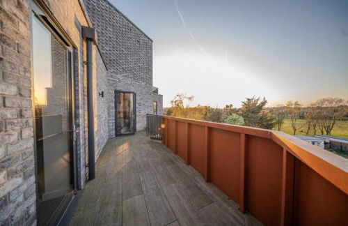 Luxuary 2BR Apt Sleeps 9, Wembley and Park Views - Photo 32