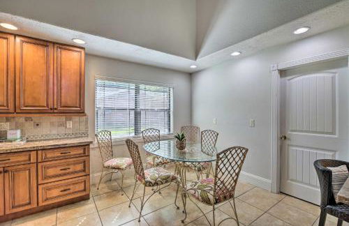 Spacious Seabrook Home with Patio 1 Mi to Beach! - Foto 14