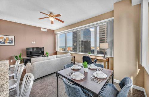 LAKE VIEW Sky-Suite in the Heart of Downtown! - Photo 4