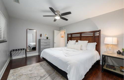 UF SUNSHINE HOUSE - Patio & BBQ - Chef Kitchen - EV Car Station - Upscale Neighborhood! - Foto 21