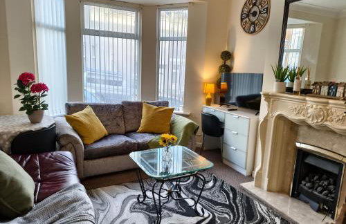 4 bed rooms 5 double beds holidays house near train station - Foto 1