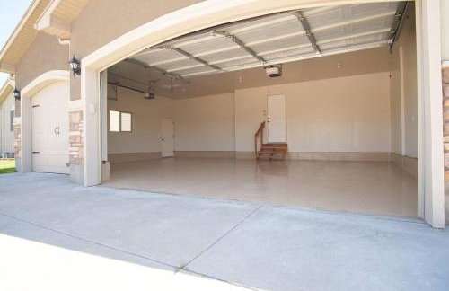 3 Car Garage Full Kitchen Large Backyard Smart TVs - Foto 24