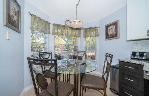 South Facing Pool with Stunning Lake View - Family Friendly Home - Nr Disney - Foto 16