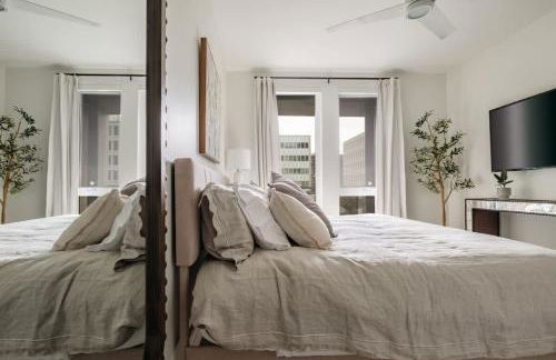 Balcony View and King Beds Walk to Golden 1 Center - Foto 58