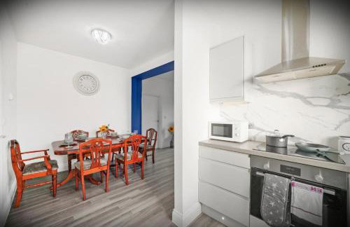 Elegant 3-bed apartment with FREE onsite PARKING in Enfield - Out door Patio - Big savings on Longer Stays - Photo 31